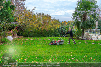 HomeStory Simone Lugner - Lugner Villa, Wien - Mo 28.10.2024 - Simone LUGNER beim letzten Mal Rasenmähen im Herbst, Garten, Wi129