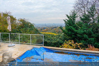 HomeStory Simone Lugner - Lugner Villa, Wien - Mo 28.10.2024 - Fernblick über Wien vom Pool aus, Blick auf Kaasgrabenkirche, W131