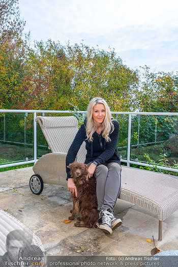 HomeStory Simone Lugner - Lugner Villa, Wien - Mo 28.10.2024 - Simone LUGNER mit einem ihrer zwei Hunde auf Gartenliege135