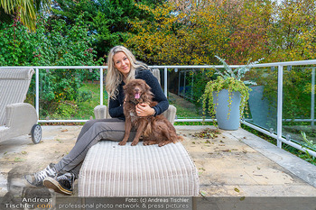 HomeStory Simone Lugner - Lugner Villa, Wien - Mo 28.10.2024 - Simone LUGNER mit einem ihrer zwei Hunde auf Gartenliege137