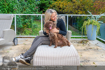 HomeStory Simone Lugner - Lugner Villa, Wien - Mo 28.10.2024 - Simone LUGNER mit einem ihrer zwei Hunde auf Gartenliege138