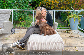 HomeStory Simone Lugner - Lugner Villa, Wien - Mo 28.10.2024 - Simone LUGNER mit einem ihrer zwei Hunde auf Gartenliege139