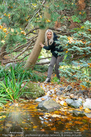 HomeStory Simone Lugner - Lugner Villa, Wien - Mo 28.10.2024 - Simone LUGNER am Teich im Garten, Naturgarten144