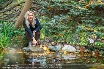 HomeStory Simone Lugner - Lugner Villa, Wien - Mo 28.10.2024 - Simone LUGNER am Teich im Garten, Naturgarten145