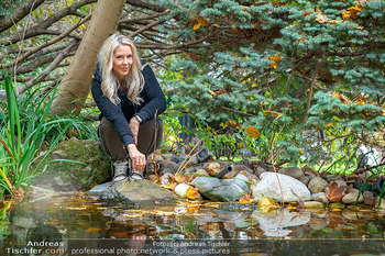 HomeStory Simone Lugner - Lugner Villa, Wien - Mo 28.10.2024 - Simone LUGNER am Teich im Garten, Naturgarten147