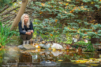 HomeStory Simone Lugner - Lugner Villa, Wien - Mo 28.10.2024 - Simone LUGNER am Teich im Garten, Naturgarten150