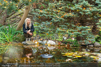 HomeStory Simone Lugner - Lugner Villa, Wien - Mo 28.10.2024 - Simone LUGNER am Teich im Garten, Naturgarten151