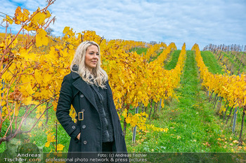 HomeStory Simone Lugner - Lugner Villa, Wien - Mo 28.10.2024 - Simone LUGNER Spaziergang durch Weingarten, Portrait164