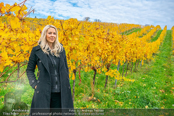 HomeStory Simone Lugner - Lugner Villa, Wien - Mo 28.10.2024 - Simone LUGNER Spaziergang durch Weingarten, Portrait165