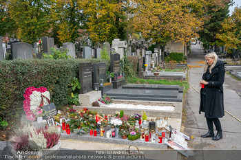 HomeStory Simone Lugner - Lugner Villa, Wien - Mo 28.10.2024 - Witwe Simone LUGNER am Grab, Gruft von Richard Lugner, Friedhof175