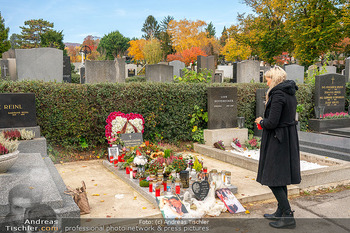 HomeStory Simone Lugner - Lugner Villa, Wien - Mo 28.10.2024 - Witwe Simone LUGNER am Grab, Gruft von Richard Lugner, Friedhof177