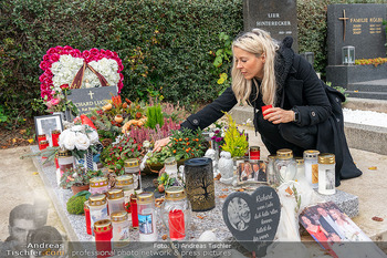 HomeStory Simone Lugner - Lugner Villa, Wien - Mo 28.10.2024 - Witwe Simone LUGNER am Grab, Gruft von Richard Lugner, Friedhof178