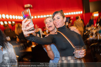 30 Jahre Theaterfest NÖ - Vindobona, Wien - Mo 04.11.2024 - Adriana ZARTL, Kristina SPRENGER machen Selfie59