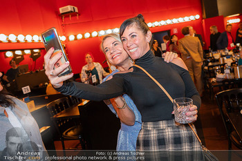 30 Jahre Theaterfest NÖ - Vindobona, Wien - Mo 04.11.2024 - Adriana ZARTL, Kristina SPRENGER machen Selfie60