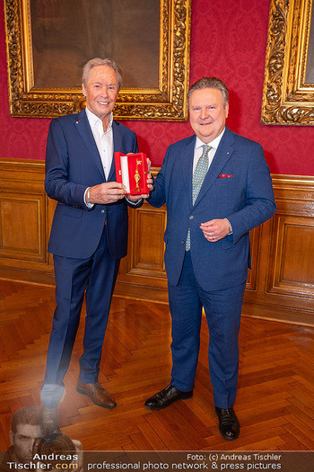 Goldener Rathausmann für Peter Kraus - Rathaus, Wien - Fr 08.11.2024 - Peter KRAUS, Michael LUDWIG1