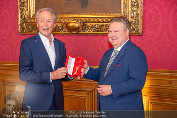 Goldener Rathausmann für Peter Kraus - Rathaus, Wien - Fr 08.11.2024 - Peter KRAUS, Michael LUDWIG21