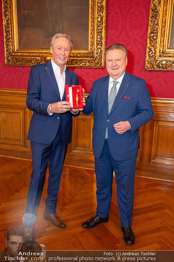 Goldener Rathausmann für Peter Kraus - Rathaus, Wien - Fr 08.11.2024 - Peter KRAUS, Michael LUDWIG22