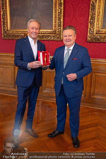 Goldener Rathausmann für Peter Kraus - Rathaus, Wien - Fr 08.11.2024 - Peter KRAUS, Michael LUDWIG23