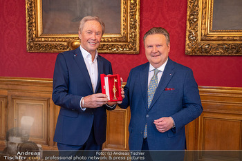 Goldener Rathausmann für Peter Kraus - Rathaus, Wien - Fr 08.11.2024 - Peter KRAUS, Michael LUDWIG25