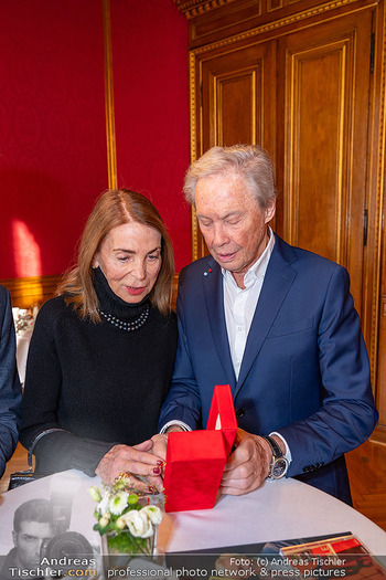 Goldener Rathausmann für Peter Kraus - Rathaus, Wien - Fr 08.11.2024 - Peter KRAUS mit Ehefrau Ingrid31