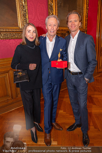 Goldener Rathausmann für Peter Kraus - Rathaus, Wien - Fr 08.11.2024 - Familie Peter KRAUS mit Ehefrau Ingird und Sohn Mike37