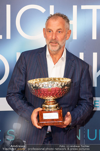 Licht ins Dunkel Gala - ORF Zentrum, Wien - Fr 15.11.2024 - Thomas MUSTER (Portrait mit Pokal)60