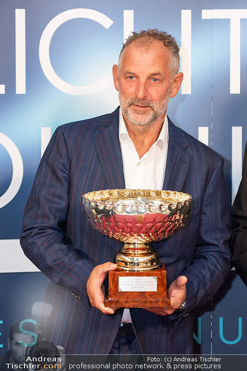 Licht ins Dunkel Gala - ORF Zentrum, Wien - Fr 15.11.2024 - Thomas MUSTER (Portrait mit Pokal)61