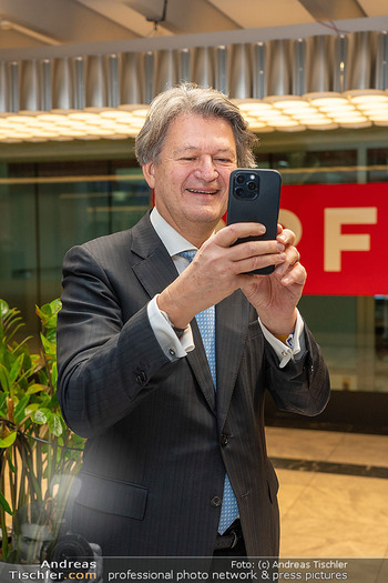 Licht ins Dunkel Gala - ORF Zentrum, Wien - Fr 15.11.2024 - Helmut BRANDSTÄTTER fotografiert mit Handy94