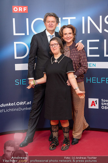 Licht ins Dunkel Gala - ORF Zentrum, Wien - Fr 15.11.2024 - Famiie Helmut BRANDSTÄTTER, Ehefrau Patricia PAWLICKI, Kind Rap97