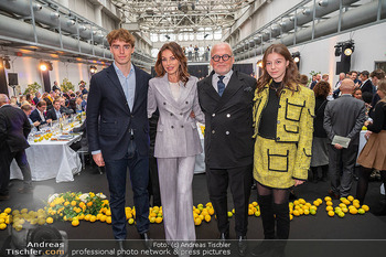 Falstaff Italia Präsentation - Werkstätten der Mailänder Scala, Italien - Mo 18.11.2024 - Familie Wolfgang und Angelika ROSAM mit Kindern Maximilian und L54