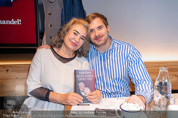 Buchpräsentation Brigitte Karner - Huth Mama Kraft, Wien - Di 19.11.2024 - Brigitte KARNER mit Sohn Kaspar SIMONISCHEK15