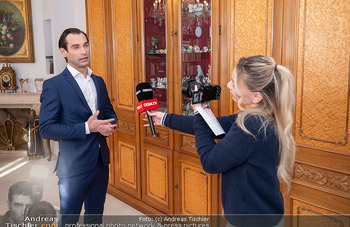 Zuckerbäckerball Stargast Präsentation - Privatwohnung, Wien - Do 05.12.2024 - Redakteurin, Interview, multitasking, oe24.tv, Medien, Presse6