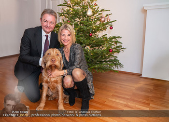 Weihnachtsfeier Gerstbauer - Büro Gerstbauer - Do 12.12.2024 - Weihnachtsfoto Kristina SPRENGER, Gerald GERSTBAUER, Hund Milo1