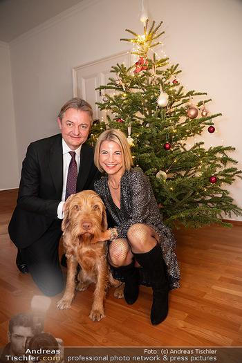 Weihnachtsfeier Gerstbauer - Büro Gerstbauer - Do 12.12.2024 - Weihnachtsfoto Kristina SPRENGER, Gerald GERSTBAUER, Hund Milo10