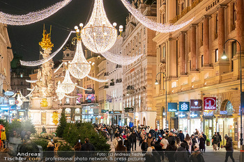 Themenfotos Weihnachtsshopping - Erster Bezirk, Wien - Do 12.12.2024 - Weihnachtsbeleuchtung am Graben, Einkaufsstraße, Shopping, Hand1