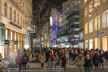 Themenfotos Weihnachtsshopping - Erster Bezirk, Wien - Do 12.12.2024 - Kärntnerstraße Einkaufsstraße Handel Umsatz Toursten Wirtscha2