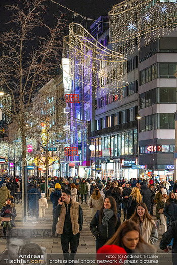 Themenfotos Weihnachtsshopping - Erster Bezirk, Wien - Do 12.12.2024 - Kärntnerstraße Einkaufsstraße Handel Umsatz Toursten Wirtscha3