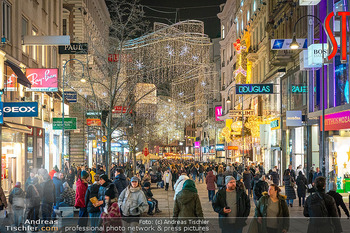 Themenfotos Weihnachtsshopping - Erster Bezirk, Wien - Do 12.12.2024 - Kärntnerstraße Einkaufsstraße Handel Umsatz Toursten Wirtscha4