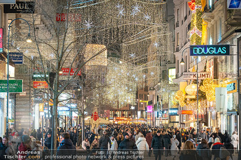 Themenfotos Weihnachtsshopping - Erster Bezirk, Wien - Do 12.12.2024 - Kärntnerstraße Einkaufsstraße Handel Umsatz Toursten Wirtscha6