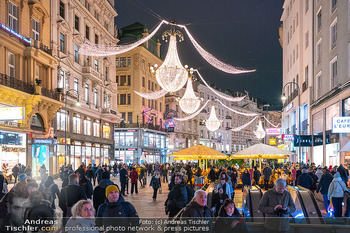 Themenfotos Weihnachtsshopping - Erster Bezirk, Wien - Do 12.12.2024 - Weihnachtsbeleuchtung am Graben, Einkaufsstraße, Shopping, Hand7