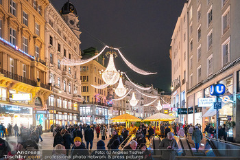 Themenfotos Weihnachtsshopping - Erster Bezirk, Wien - Do 12.12.2024 - Weihnachtsbeleuchtung am Graben, Einkaufsstraße, Shopping, Hand8