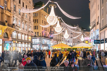 Themenfotos Weihnachtsshopping - Erster Bezirk, Wien - Do 12.12.2024 - Weihnachtsbeleuchtung am Graben, Einkaufsstraße, Shopping, Hand9