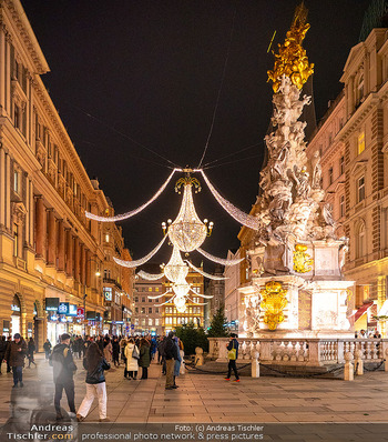 Themenfotos Weihnachtsshopping - Erster Bezirk, Wien - Do 12.12.2024 - Weihnachtsbeleuchtung am Graben, Einkaufsstraße, Shopping, Hand13