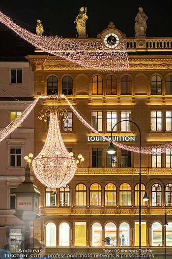 Themenfotos Weihnachtsshopping - Erster Bezirk, Wien - Do 12.12.2024 - Louis Vuitton am Graben, Luxusgüter, Einkaufen, Shopping, Weihn18