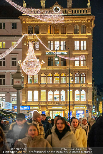 Themenfotos Weihnachtsshopping - Erster Bezirk, Wien - Do 12.12.2024 - Louis Vuitton am Graben, Luxusgüter, Einkaufen, Shopping, Weihn19