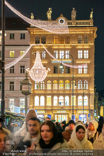 Themenfotos Weihnachtsshopping - Erster Bezirk, Wien - Do 12.12.2024 - Louis Vuitton am Graben, Luxusgüter, Einkaufen, Shopping, Weihn20