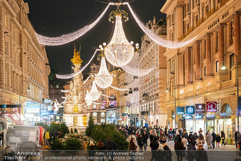 Themenfotos Weihnachtsshopping - Erster Bezirk, Wien - Do 12.12.2024 - Weihnachtsbeleuchtung am Graben, Einkaufsstraße, Shopping, Hand22