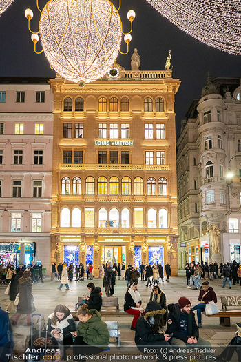 Themenfotos Weihnachtsshopping - Erster Bezirk, Wien - Do 12.12.2024 - Louis Vuitton am Graben, Luxusgüter, Einkaufen, Shopping, Weihn23