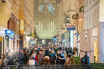 Themenfotos Weihnachtsshopping - Erster Bezirk, Wien - Do 12.12.2024 - Kohlmarkt, Einkaufsstraße, Menschen, einkaufen, Weihnachtsbeleu25