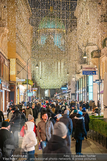 Themenfotos Weihnachtsshopping - Erster Bezirk, Wien - Do 12.12.2024 - Kohlmarkt, Einkaufsstraße, Menschen, einkaufen, Weihnachtsbeleu26